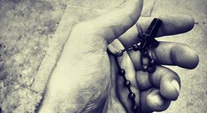 rosario-mano-pregare